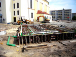 Aufbau der Farbwasserspiele an der Stadtkirche im August 2009