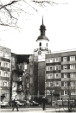 Blick zum Kirchturm über die Plattenbauten in der Amtstraße um 1995