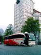 Mannschaftsbus von Energie Cottbus vor Forster Stadtkirche